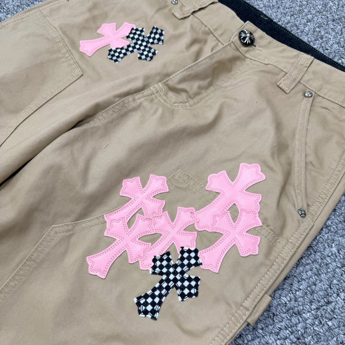 P260 Style number: H837 ChromeHearts & ChromeHearts 2025 new khaki logging pink checkerboard cross-leaf leather couple's loose jeans Top ceiling quality Styles with different wash textures are very friendly to people with thin legs and thick legs. The straight and loose version is very flattering to the leg shape. Moderate length that never goes out of style, easy to match with casually, basic styling for various styles, a must-have in the wardrobe! The fabric is stiff but also makes the upper body soft without losing texture. The washing process is even more perfect. It is a must-have item for everyone! ! ! Washed wheat, hang tag, pants label, three labels complete Color: Khaki Size: 28-30-32-34